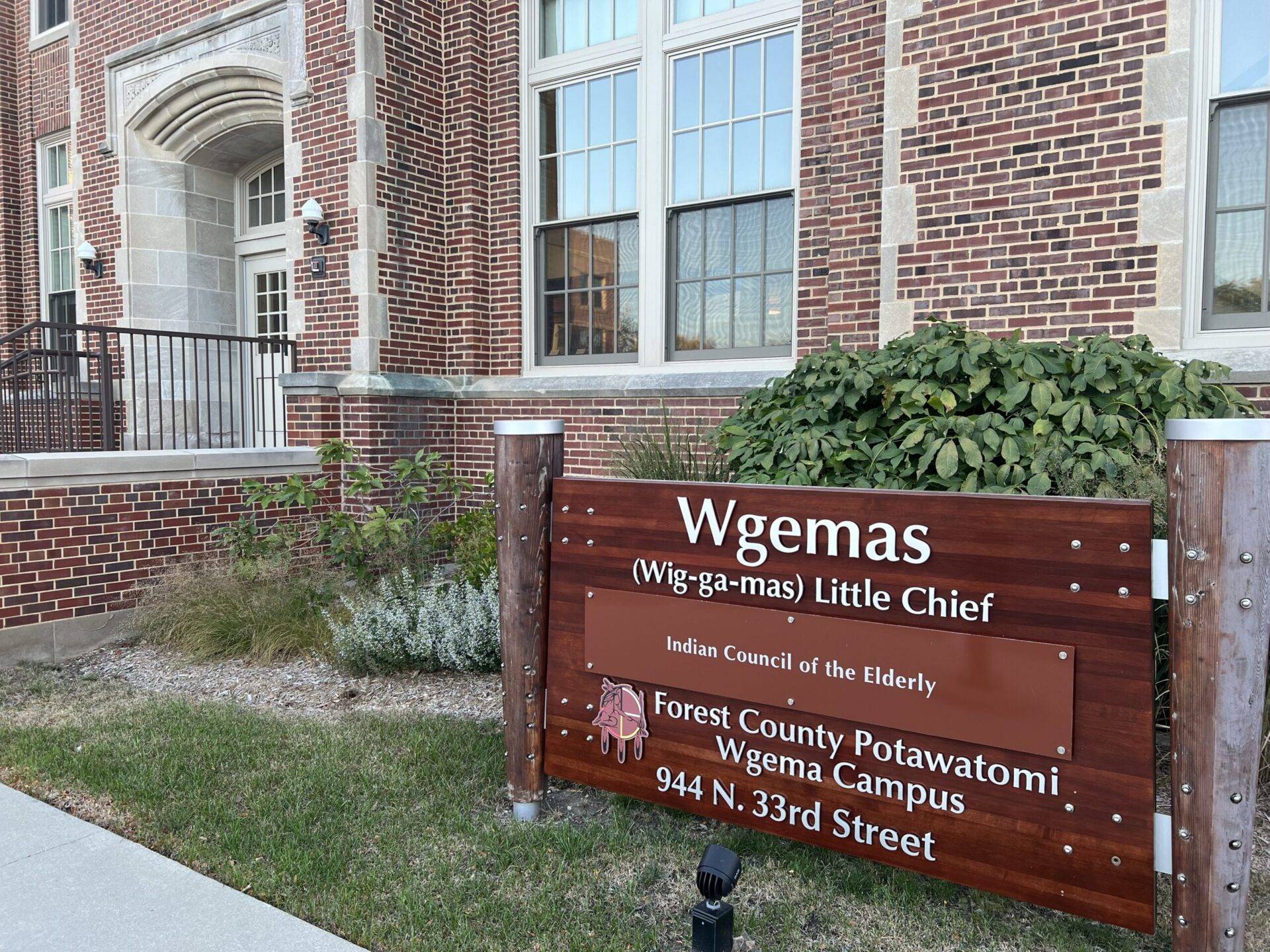 View of the front entrance of the Wgemas building